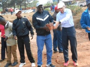 Au milieu en jeans bleu,  S.E. Gervais Rufyikiri, Vice-Président du Burundi, effectuant les travaux de développement communautaire sur le site de l’Université Polytechnique de Gitega ( Photo: vicepresidence2.gov.bi )