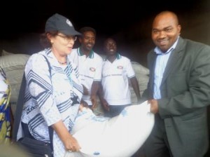 M. Jean-Paul Barutwanayo, représentant du Ministrère de l’agriculture et de l’élevage du Burundi, et    Mme Nicole Jacquet, représentante du Programme alimentaire mondial (Pam) au Burundi (Photo: PPBDI.COM )