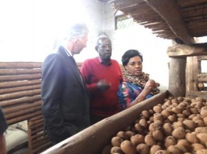Mme Odette Kayitesi, ministre de l’Agriculture au Burundi, et M. Jolke Oppewal, ambassadeur des Pays- Bas.  ( Photo: PPBDI.COM )