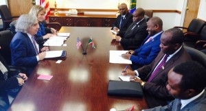 Entretien entre le très populaire Président africain du Burundi, S.E.  Nkurunziza Pierre et M. Ernest Moniz, le Secrétaire à l’Energie des Etats-Unis. ( Photo : fr.presidence.gov.bi )