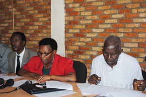 Société civile UPRONA-FRODEBU  :  Vital Nshimirimana (Forsc), Justine Nkurunziza (Cosome) et Pierre-Claver Mbonimpa (Aprodh)   ( Photo: iwacu-burundi.org )