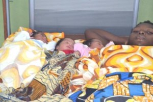 Bujumbura, 3/12/2014, Mme Espérance Kwizera, et ses triplets ( Photo : ppbdi.Com )