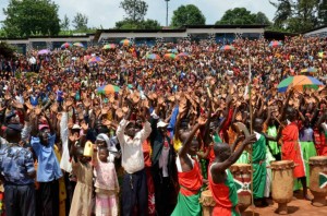 Une foule immense accueillant le très populaire président africain du Burundi, S.E. Nkurunziza Pierre,  venu pour inaugurer l’école fondamentale de Nyarurambi ( Photo: https://www.facebook.com/PresidenceBurundi)