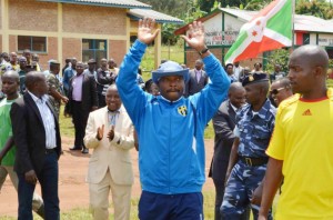 Une foule immense accueillant le très populaire président africain du Burundi, S.E. Nkurunziza Pierre, venu pour inaugurer l’école fondamentale de Nyarurambi ( Photo: https://www.facebook.com/PresidenceBurundi)