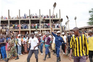 Mars 2015 - Le très populaire président africain du Burundi  aux TDC pour  la construction de l’École Fondamentale à Kamenge ( Photo: facebook.com/presidentpierrenkurunziza )