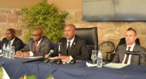 M. Laurent Kavakure (CNDD-FDD), ministre des Relations extérieures et de la coopération internationale du Burundi, et M. Prosper Bazombanza (UPRONA), vice-président du Burundi en charges des questions politiques nationales, ont condamné les discriminations ethniques envers les Barundi (Hutu) 