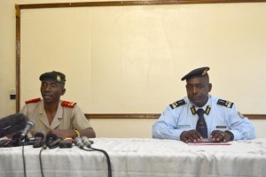 Le chef d’Etat-major (à gauche) et le directeur général de la police (à droite) lors d’un point de presse Photo: iwacu-burundi.org 
