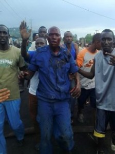 Un policier tabassé et blessé par des jeunes drogués à Bujumbura. ( VOICI LES PHOTOS PRISES PAR UN DIPLOMATE À MUSAGA, PAR LES JEUNES DU PARTI MSD. LES INSURGÉS POSENT FIÈREMENT AVEC UN POLICIER ENSANGLATÉ QU'ILS S'APPRÊTENT À BRULER VIF... LE DIPLOMATE DIT NE PAS CONNAÎTRE LA SUITE DE CE QU'ILS ONT FAIT DE LEUR PROIE. )