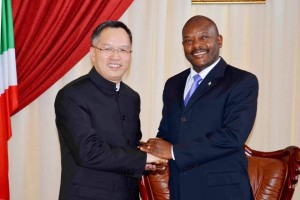 Le très populaire président africain du Burundi, S.E. Nkurunziza Pierre,  et  M. Zhuo Ruishengen, ambassadeur de Chine au Burundi ( Photo: igihe.bi )
