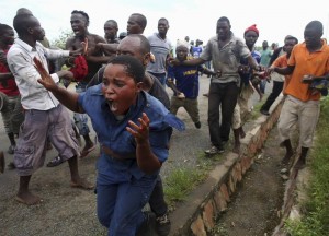 Une policière burundaise passée à tabac à Buterere par des drogués du coin, manifestant pour les opposés au mandat du Président NKURUNZIZA Pierre ( Photo @BBC Africa  )