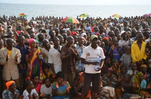 A Makamba, Nyanza lac, mai 2015, Les réfugiés Barundi de retour de Tanzanie émus et rassurés de voir leur Président, S.E. Nkurunziza Pierre (Photo : www.facebook.com/PresidenceBurundi)