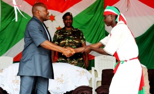 S.E. Nkurunziza Pierre, le très populaire Président africain du Burundi, serrant la main d'un jeune Barundi, prêt à aller battre le fameux Tambour Sacré des Barundi.