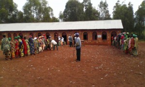 A Gitega, sur la colline mpingwe de la commune Bukirasazi on vote en ce lundi  29 juin 2015 ( Photo: Nicaise Ndibadibe )