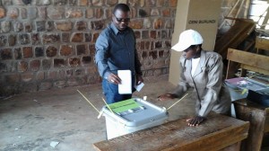 L'écrivain burundais Daniel KABUTO . Gitega,  à Ryansoro,  on vote en ce lundi  29 juin 2015 ( Photo:  Daniel Kabuto )