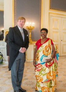 L'Ambassadeur  Mme Vestine NAHIMANA et SAR Willem-Alexander le Roi du Royaume des Pays-Bas.