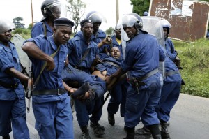 Un officier de police blessé par une grenade dans le quartier de Musaga, à Bujumbura. ( Mai 2015 - Photo de Jerome Delay/AP)