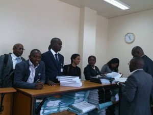 Les avocats burundais anti Nkurunziza déposant  la plainte contre la candidature de Nkurunziza à la Cour de l’‪EAC ( Photo iwaci-burundi.org )