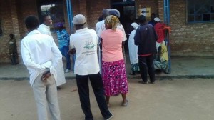 Dès 6 heures, à l'ouverture des bureaux de vote, des citoyens burundais sont déjà présent à Kinama. ( Photo Acopa Burundi )