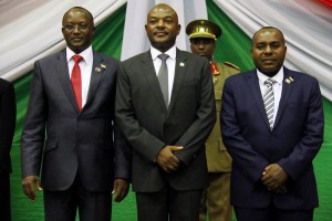 S.E. Nkurunziza Pierre, Président du Burundi . A Gauche - M. Gaston SINDIMWO, 1er vice-président du Burundi ( UPRONA), en charge des questions Politiques et administratives, et - A droite - M. Joseph Butore, 2ème vice-président du Burundi (CNDD-FDD), en charge du socio-économique ( Photo : cndd-fdd )