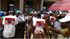 La joie est au comble à Kamenge. Le Cndd-Fdd célèbre sa victoire aux élections de 2015. ( Photo: Willy Nyamitwe ) 