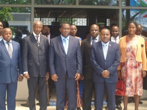 A gauche, S.E. le Vice-Président du Burundi, M. Joseph Butore, et au milieu, M. Domitien Ndihokubwayo, commissaire général de l’Office burundais des recettes (OBR) - photo : http://presidence.gov.bi