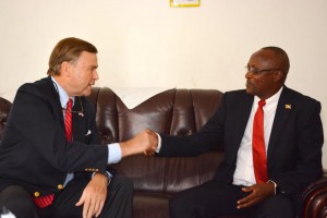 S.E. Gaston Sindimwo, le Vice Président du Burundi,  et M. W. Stuart Symington, vice-secrétaire du département US américain chargé des questions de sécurité en Afrique centrale. ( Photo: http://presidence.gov.bi )
