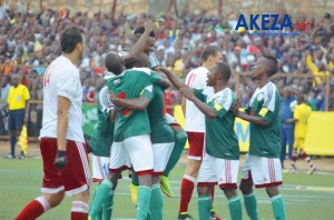Ses coéquipiers félicitent Fiston après qu’il ait marqué  son 2ème but de la rencontre.Photo: ©Akeza.net/Armand Nisabwe