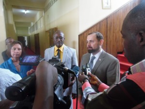 Le Vice-Président du Burundi, au côté de l’Envoyé spécial Américain et l’Ambassadeur Rwandais ( Photo: presidence.gov.bi )