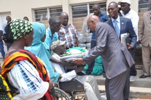 L’Honorable Agathon Rwasa donne une assistance à l’un des rapatriés de la Tanzanie ( Photo: assemblee.bi )