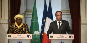 Le président français François Hollande et la présidente de la commission de l'Union africaine (UA) Nkosazana Dlamini-Zuma, le 5 octobre 2015 à Paris. © AFP