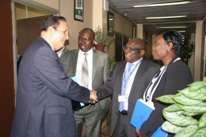 Visite du Seychellois M. Larose - administrateur de la Banque Mondiale ( Photo : brb.bi )