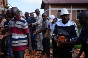 ( Photo : S.E. Pierre Nkurunziza / Travaux Communautaire pour la Construction du Bureau Communal de Mwumba / NGOZI - 11 04 2015 )