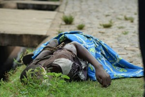 Une des personnes exécutées à Nyakabiga au lendemain de l’attaque de deux camps militaires par des hommes armés ( Photo : iwacu-burundi.org )