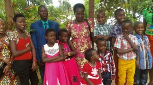 Dans une des 2913 collines du Burundi, une famille burundaise heureuse en ce 1er janvier 2016 vous souhaite : - Meilleurs vœux pour l'an 2016. Année de bénédiction et de prospérité en tout point de vue ... ( facebook.com/divineclaudine )