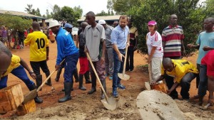 Burundi : TDC - S.E. Nkurunziza, Periello et Liberi construisent une école à Cibitoke (Photo : ikiriho.bi )