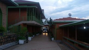 L' hôtel de M. Etienne NZOKIRANTEVYE avec plus de 30 chambres au chef-lieu de la commune Bukirasazi à GITEGA ( Photo: ikiriho.bi )