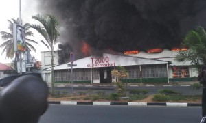 Burundi : Clovis Kwizera - Alexis Sinduhije a commandité l'incendie du Supermarché chinois T2000 ( Photo: Bonesha FM )