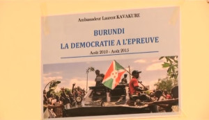 Burundi / Culture : Le dernier livre de Kavakure - Burundi, la Démocratie à l'épreuve Aout 2010 à Aout 2015 ( Photo: RTNB )
