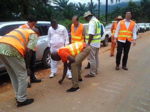 Burundi : Visite des travaux de construction de la route RN3 à Makamba ( Photo : Jeanne Mukenguruka 2016 )