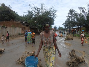 Burundi : Victimes des intempéries - Distribution de 84559 tonnes de denrées alimentaires et 39 200 tôles  (  Photo : rtnbdi.bi )
