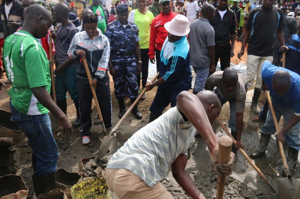 Burundi : TDC à Makamba - Construction du Stade de Makamba à la colline Gisenyi ( Photo : Francine Muyumba )