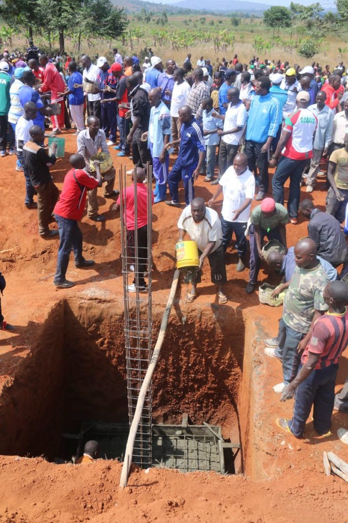 Burundi : TDC à Makamba - Construction du Stade de Makamba à la colline Gisenyi ( Photo : Landry Sibomana )