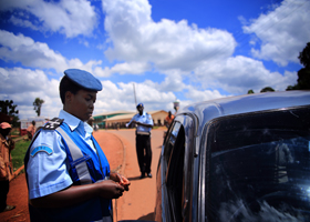 Une fouille-perquisition effectuée par la Police Nationale du Burundi PNB ( Photo : Ministère burundais de la Sécurité Publique) 