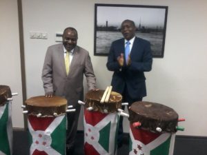 Burundi : Joseph Butore donne 3 Tambours - Ingoma - à la diaspora de Saint Petersburg ( Photo : 2ème Vice Présidence du Burundi )