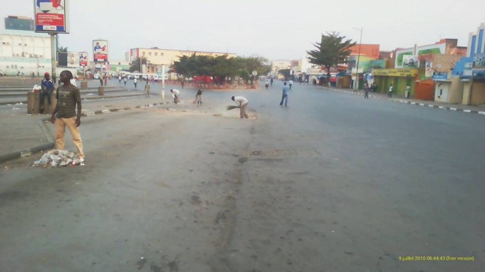 Burundi : TDC à Bujumbura, Ntahangwa - Nettoyage des rues de la capitale  ( Photo : ikiriho.bi  -  juillet 2016 )