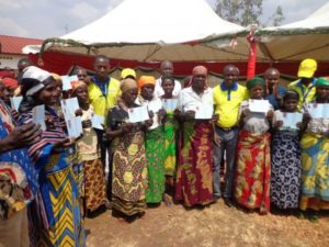 Burundi : LUMITEL - Don de 2000 cartes mutuelles CAM à 2000 pauvres de Cibitoke ( Photo : IGIHE.BI )