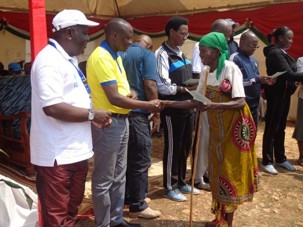 Burundi : LUMITEL - Don de 2000 cartes mutuelles CAM à 2000 pauvres de Cibitoke ( Photo : IGIHE.BI )