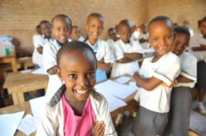Burundi : 1,17 Millions manuels scolaires et 6500 bancs pupitres distribués dans les ECOFO  ( Photo : Iwacu )