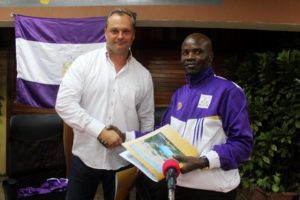 M. Benjamin Bikorimana, Président de Vital'o FC, et son nouveau coach l'Allemand M. Hans Michael Weiss ( Photo : FFB - mai 2016 )