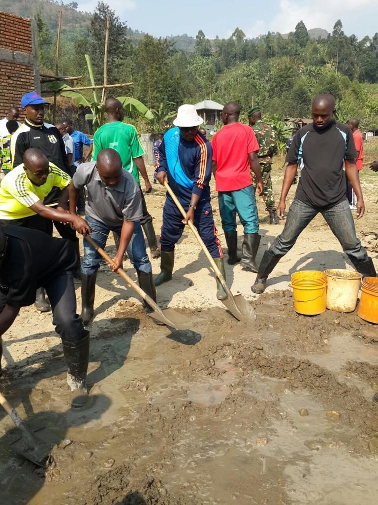 Burundi : TDC à Mubimbi - Construction du centre d’enseignement des métiers de Mageyo ( Pḧoto : Olivier Mukunzi - 9/07/2016 